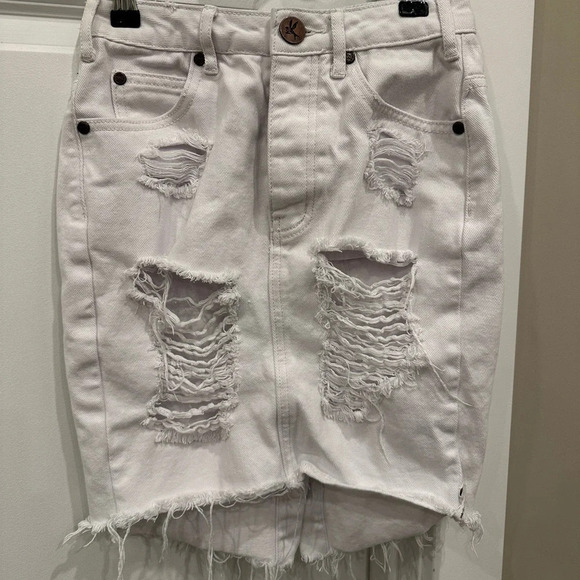 One Teaspoon 2020 White Denim  Distressed Skirt size 23 - Picture 3 of 7